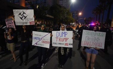 Përleshje e ashpër midis protestuesve dhe mbështetësve të Trump (Foto/Video)