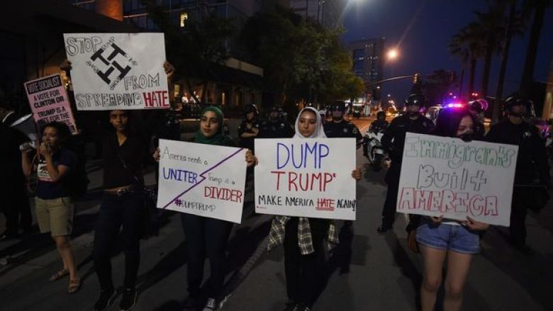 Përleshje e ashpër midis protestuesve dhe mbështetësve të Trump (Foto/Video)