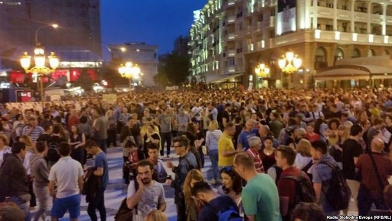 Incident mes protestuesve dhe “kalimtarëve të rastit” (Video)