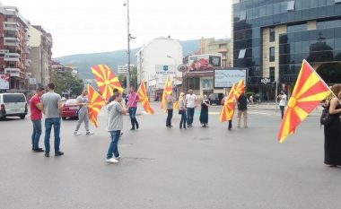 Lëvizja ”Protestoj” dhe ”Revolucioni Laraman” bllokuan kryqëzimet e Shkupit (Video)