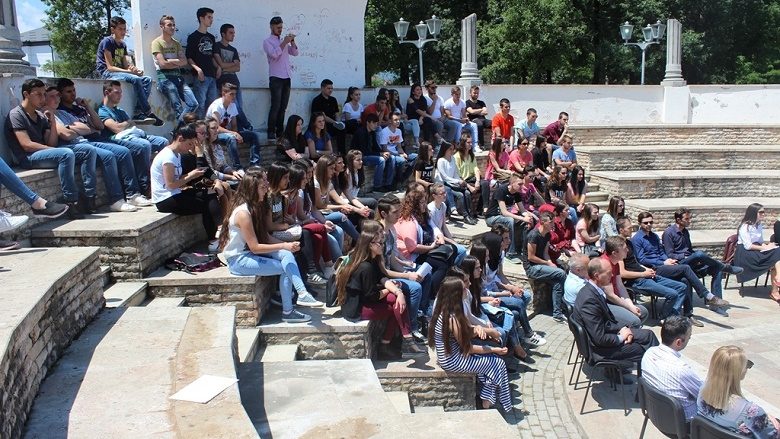 Nxënësit maqedonas të gjimnazit të Tetovës paralajmërojnë protestë