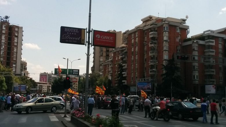 ‘Revolucioni Laraman’ e bllokoi Shkupin (Foto)