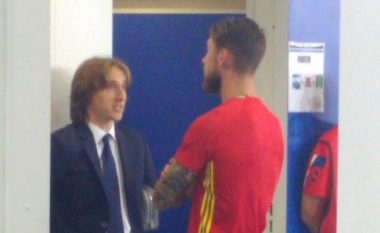 Kjo është videoja nga përballja Modric – Ramos (Video)
