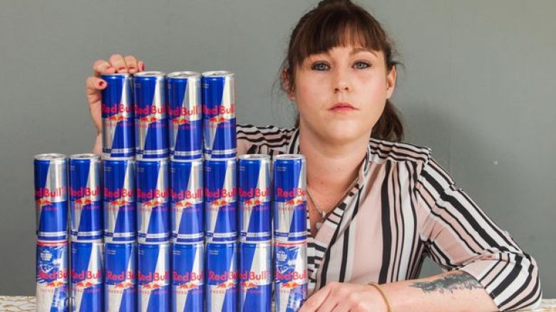 Nuk do të besoni çfarë i ka ndodhur kësaj gruaje, që kishte konsumuar për katër vite 20 kanaqe Red Bull në ditë (Foto)
