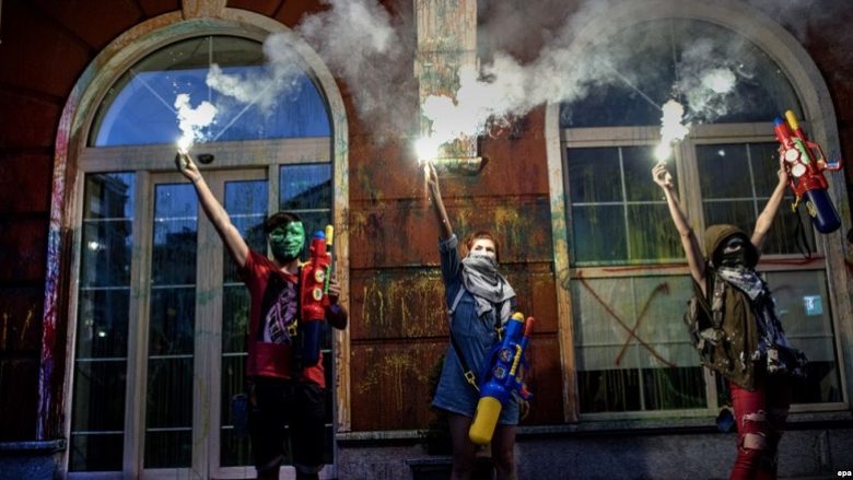 Paditë penale ndaj atyre që ngjyrosën Shkupin janë joligjore, protestuesit kërkojnë dëmshpërblim