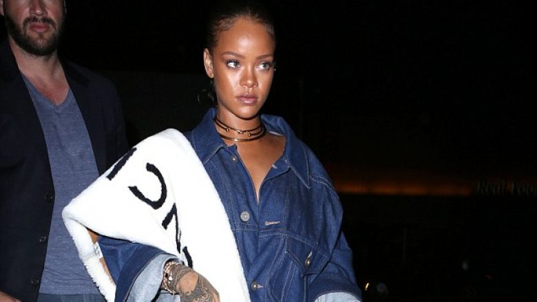 Rihanna tërheq vëmendje edhe kur nuk vishet mirë (Foto)