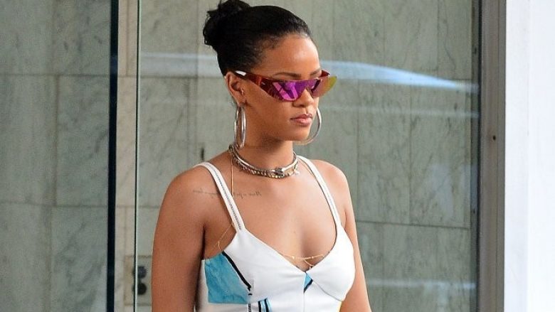 Nuk ka mesazhe apo rrjete sociale teksa po këndon Rihanna
