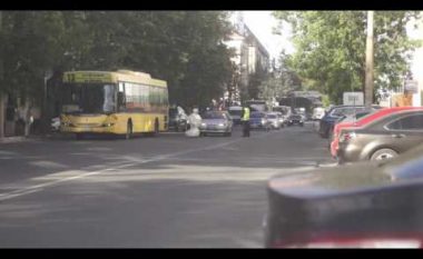 Shikoni çfarë kaosi shkaktohet në trafik, kur roboti arratiset nga qendra e testimit (Video)