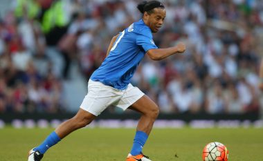 Ronaldinho vazhdon t’i turpërojë anglezët (Video)