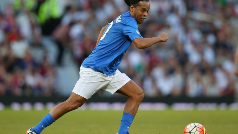 Ronaldinho vazhdon t’i turpërojë anglezët (Video)