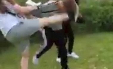 Rrahet brutalisht nga dy vajza, pasi ndërhyri për të mbrojtur mikun e tij me autizëm (Foto/Video, +18)