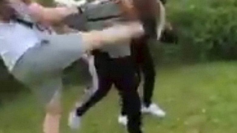 Rrahet brutalisht nga dy vajza, pasi ndërhyri për të mbrojtur mikun e tij me autizëm (Foto/Video, +18)