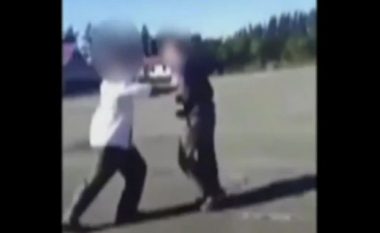 Momenti kur nxënësi goditet me shkelm në kokë, duke u rrëzuar pa vetëdije në tokë (Video, +18)