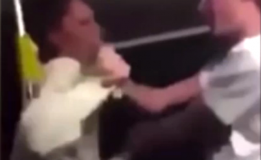 Shikoni se si rrah brutalisht gruan në autobus (Foto/Video, +18)
