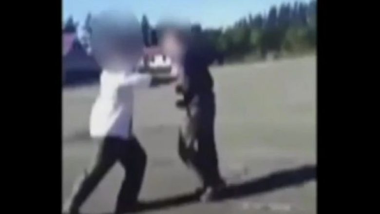 Momenti kur nxënësi goditet me shkelm në kokë, duke u rrëzuar pa vetëdije në tokë (Video, +18)
