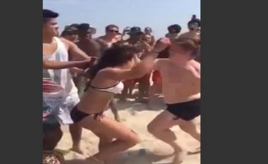 Sherr në plazh mes femrave: Bikini, shpulla, grushta dhe lakuriqësi (Video, +18)