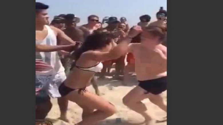 Sherr në plazh mes femrave: Bikini, shpulla, grushta dhe lakuriqësi (Video, +18)