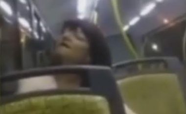 Tmerron udhëtarët e autobusit: Rrotullon kokën dhe flet me ‘zërin e djallit’ (Video)