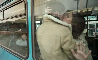 Çifti kryen marrëdhënie seksuale në autobus në prezencë të udhëtarëve tjerë (Video, +18)