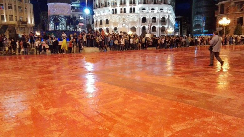 Trajanovski pastron ‘gjakun’ e revolucionistëve në sheshin ‘Maqedonia’ (Foto)