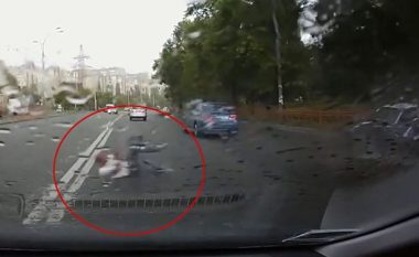 Përplaset me veturë në shtyllën elektrike, por shoferi shpëton duke fluturuar nga xhami (Foto/Video)