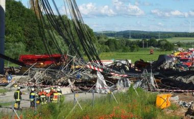 Dy të vdekur nga shembja e skelave të një ure në Gjermani