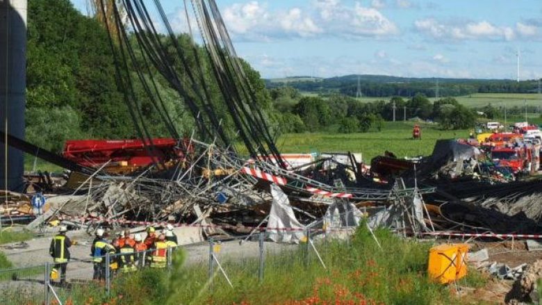 Dy të vdekur nga shembja e skelave të një ure në Gjermani