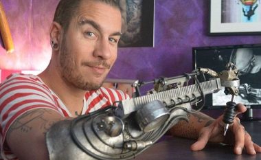 Shikoni se si ky artist që ka humbur njërën dorë, vizaton tatuazhet me protezë speciale (Foto/Video)
