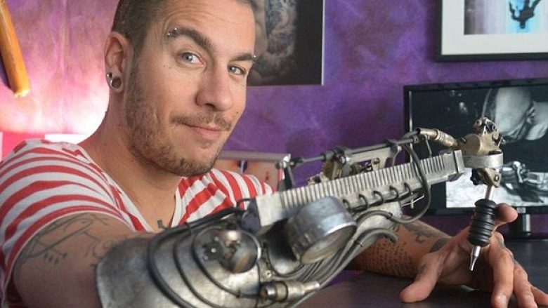 Shikoni se si ky artist që ka humbur njërën dorë, vizaton tatuazhet me protezë speciale (Foto/Video)
