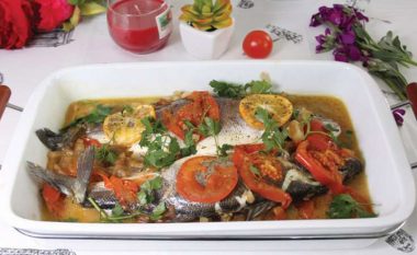 Tavë peshku me qepë dhe domate