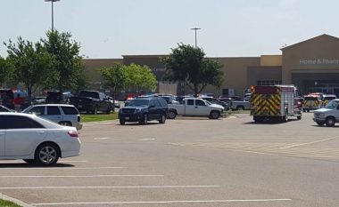Të shtëna armësh në një supermarket në Teksas, sulmuesi mban peng disa persona