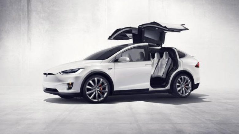 Tesla blen prapa veturën X EV
