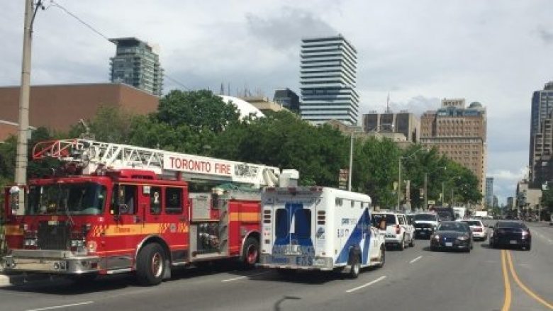 Mbyllen konviktet në Toronto, arrestohet një burrë i armatosur (Video)