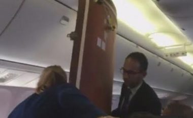 Momenti kur nga turbulenca shkëputen panelet e aeroplanit dhe bien mbi udhëtarë (Video)