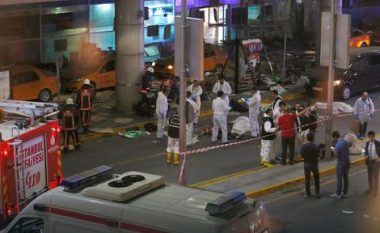 Dëshmitarët e sulmit në aeroportin e Stambollit rrëfejnë tmerrin e përjetuar (Foto)