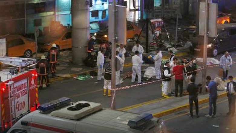 Dëshmitarët e sulmit në aeroportin e Stambollit rrëfejnë tmerrin e përjetuar (Foto)