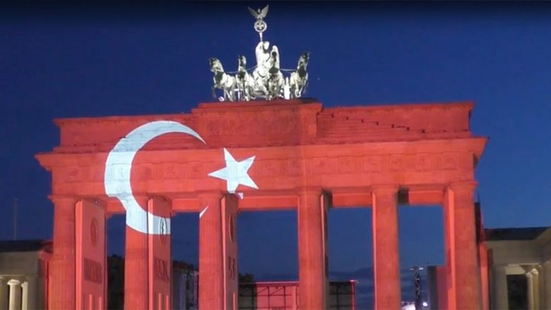 Solidarizohen nga Australia në Amerikë: Qytetet kryesore të botës ndriçohen me ngjyra të flamurit turk (Foto/Video)