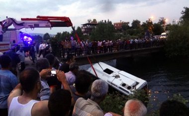 Pamje të tmerrshme të aksidentit në Turqi, ku humbën jetën 14 persona (Video)