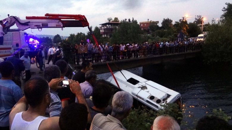 Pamje të tmerrshme të aksidentit në Turqi, ku humbën jetën 14 persona (Video)