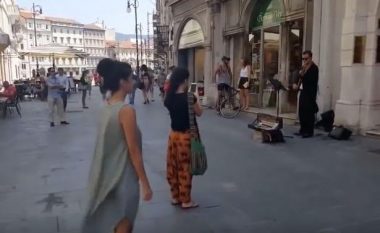 Babai inkurajon vajzën të vallëzojë, por ajo i lë të gjithë pa mend me lëvizjet e mahnitshme (Video)