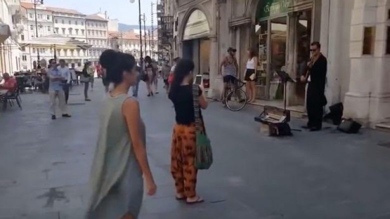 Babai inkurajon vajzën të vallëzojë, por ajo i lë të gjithë pa mend me lëvizjet e mahnitshme (Video)