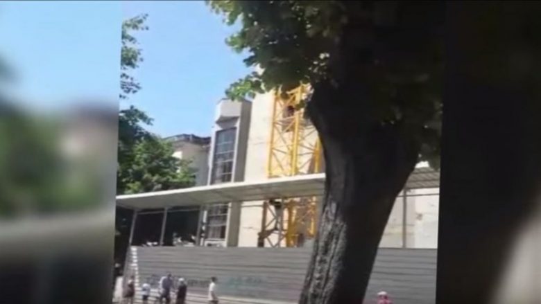 Jetimi nga Tirana tenton ta vret veten (Video)