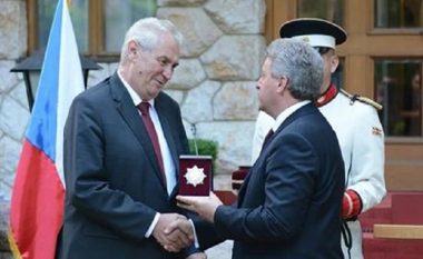 Zeman: Maqedonia u ballafaqua me krizën e emigrantë e më mirë se disa shtete të BE