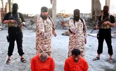 Anëtari i ISIS-it ekzekuton vëllain e vet për gjoja spiunim (Video, +18)