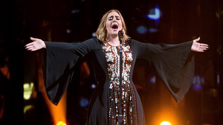 Adele shan 33 herë në festivalin prestigjioz britanik (Video)
