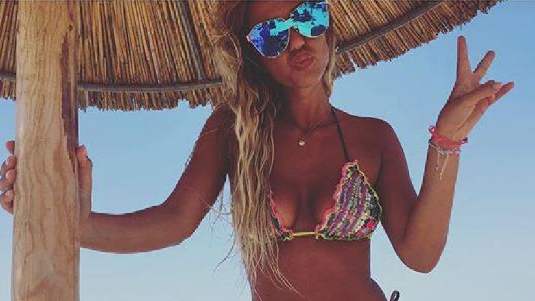 Për Adelinën ka ardhur koha e pushimeve, shikoni si duket në bikini  (Foto)