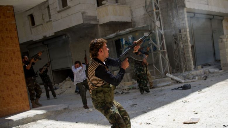 Rebelët sirianë me përkrahjen e SHBA-ve e çlirojnë një aeroport nga IS