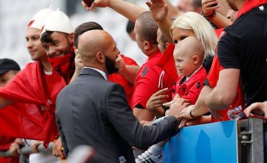 Luanët arrijnë në stadiumin e Lensit, hyjnë në fushë dhe takohen me familjarët (Video/Foto)