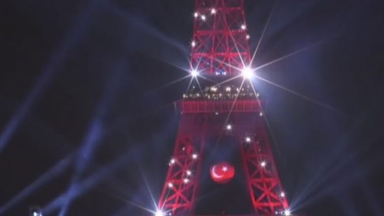Kulla e Ajfellit me ngjyra të flamurit turk