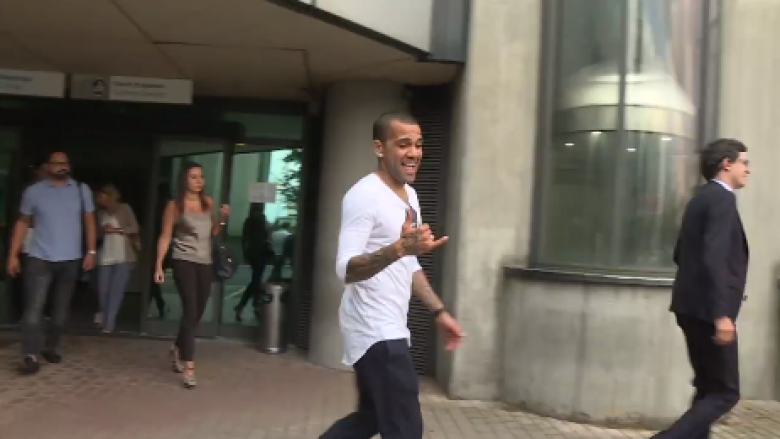 Alves mbërrin në Torino për vizita mjekësore (Foto/Video)